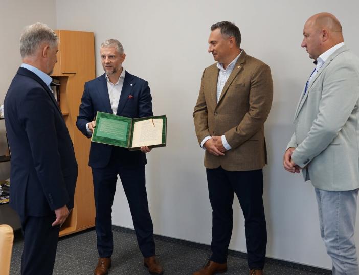 Vilnius LITUA Rotary klubas Molėtų rajono savivaldybei padovanojo Kvedlinburgo analų dvilapio faksimilę