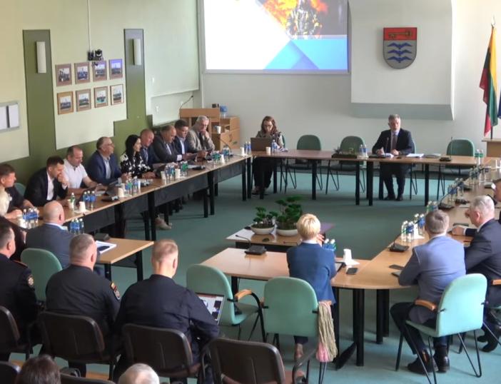 Gegužės 28 d. posėdyje Molėtų rajono savivaldybės taryba apsvarstė 19 klausimų ir išklausė PAGD vadovybės bei Molėtų PGT viršininko pranešimus