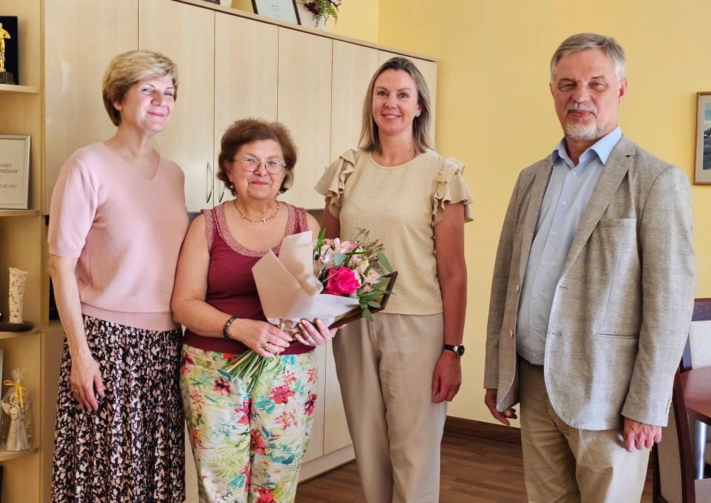 Direktorės pareigas baigiančiai eiti Irinai Žiupkienei padėkota už darbą