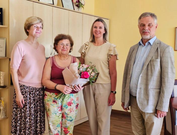 Direktorės pareigas baigiančiai eiti Irinai Žiupkienei padėkota už darbą