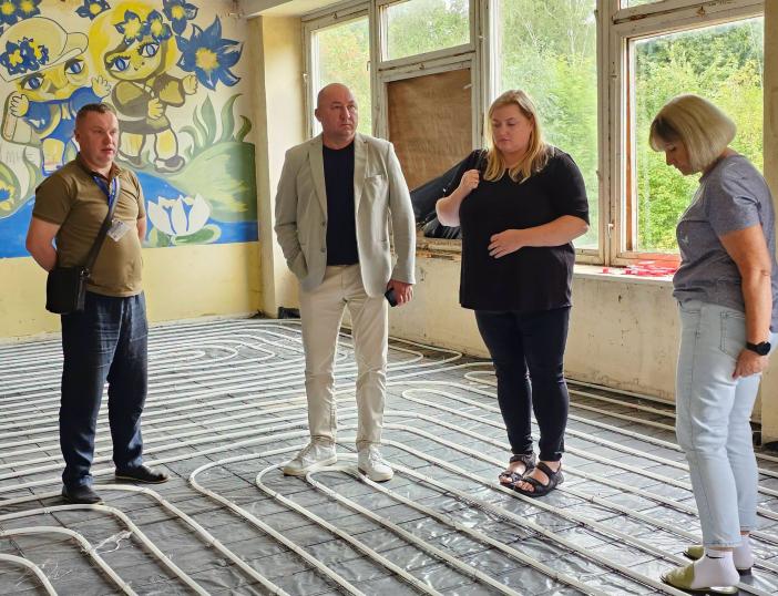 Alantoje apžiūrėti darželio patalpų atnaujinimo ir senelių globos namų plėtros darbai