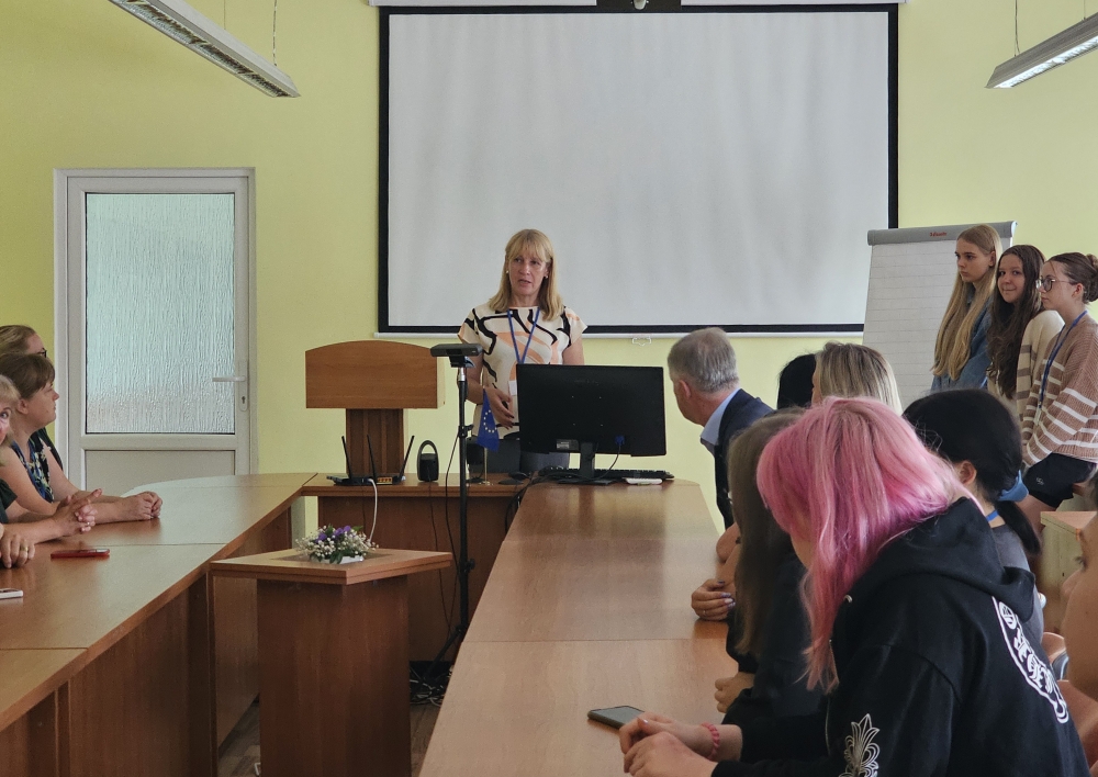 Meras ir Kultūros ir švietimo skyriaus vedėja pasveikino į Alantą atvykusius stovyklos dalyvius iš Ukrainos