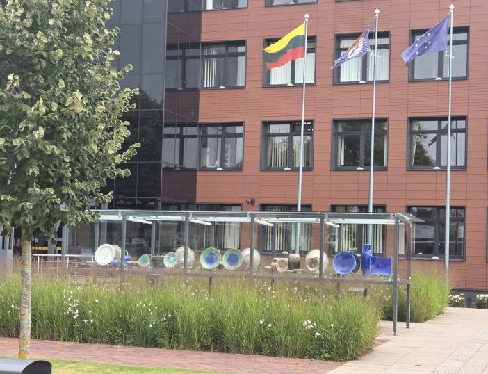 Molėtai / Gobis. Lauko ekspo – Arnis Preiss paroda „Kristalinių glazūrų alchemija“