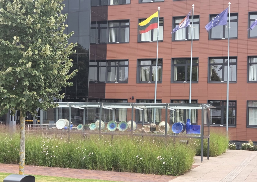 Molėtai / Gobis. Lauko ekspo – Arnis Preiss paroda „Kristalinių glazūrų alchemija“