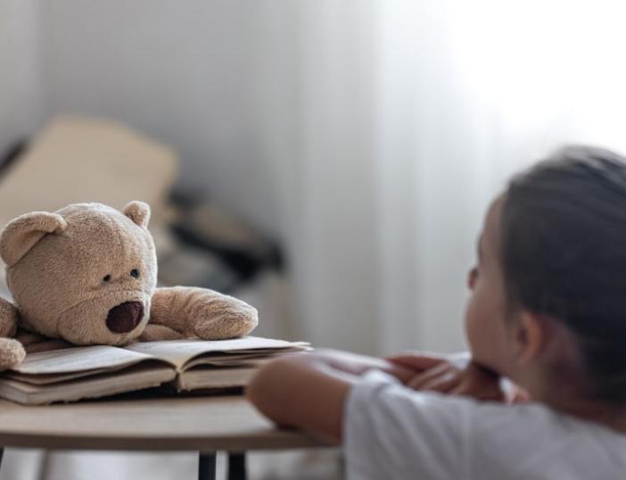 Molėtų rajono savivaldybės pastatas nušvis raudona spalva – solidarizuojamės su vėžiu sergančiais vaikais