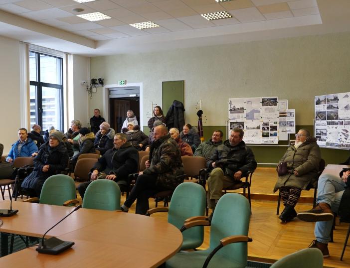 Prie savivaldybės susirinkę gyventojai pakviesti pokalbio dėl autobusų stoties perkėlimo sprendinių