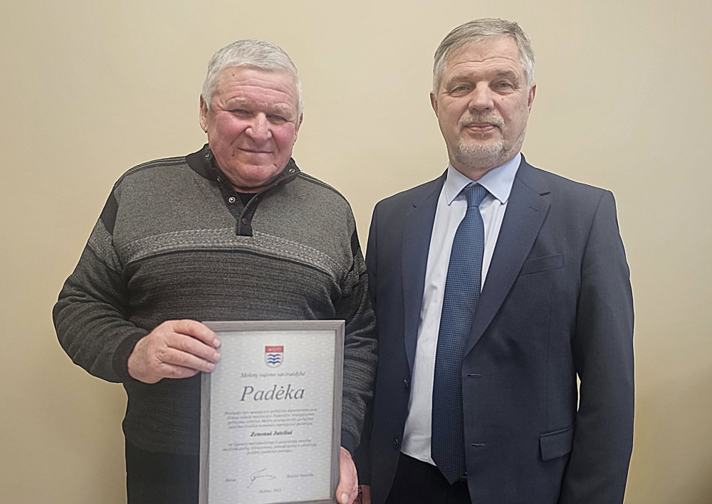 Meras įteikė padėkos raštą tarnybą baigusiam ugniagesiui gelbėtojui Zenonui Juteliui